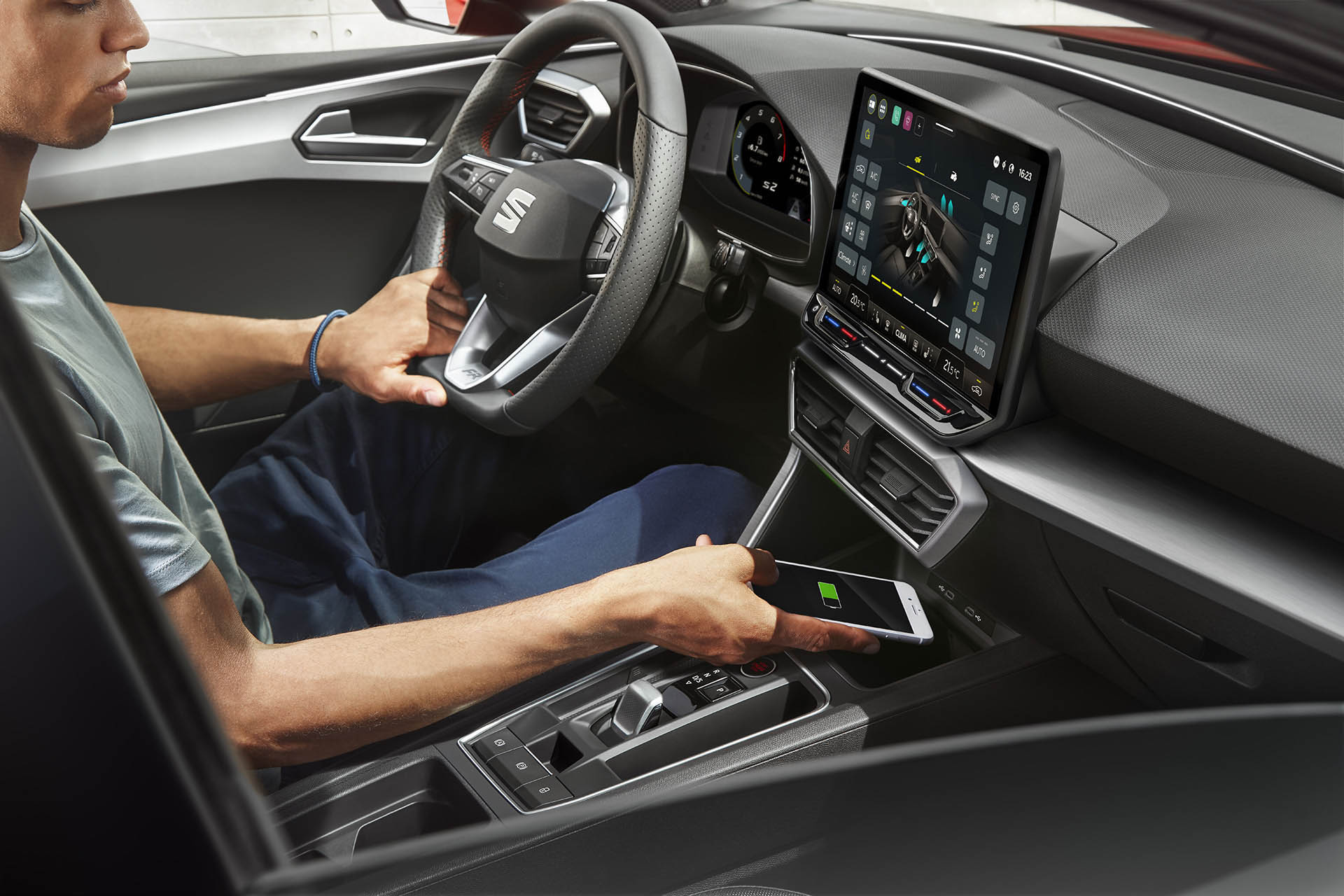 New-engines-and-improved-interior-for-the-upgraded-SEAT-Leon_02_HQa