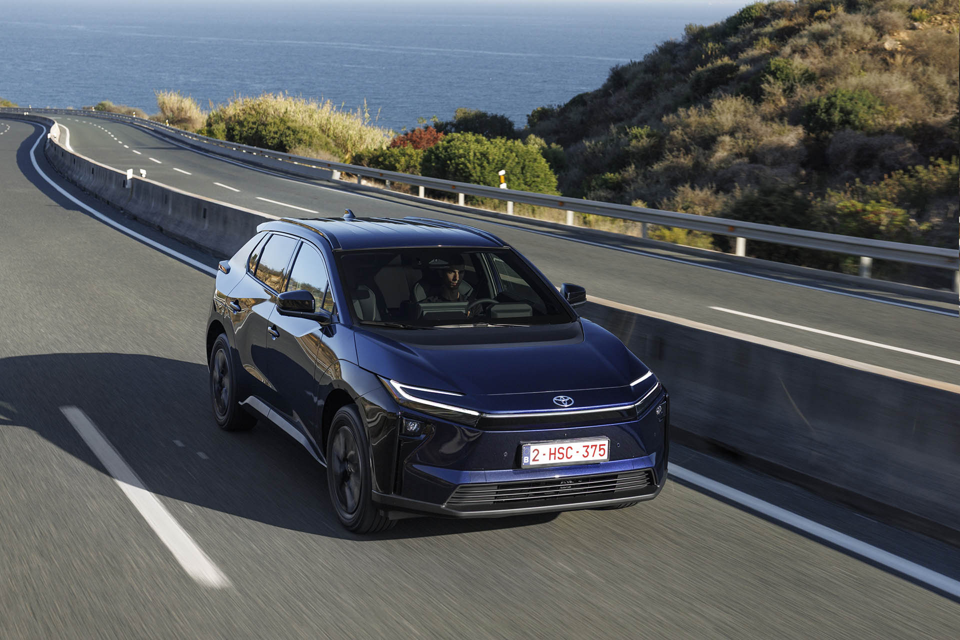 2026_bz4xfwd_deepbluemetallic_dynamic_022