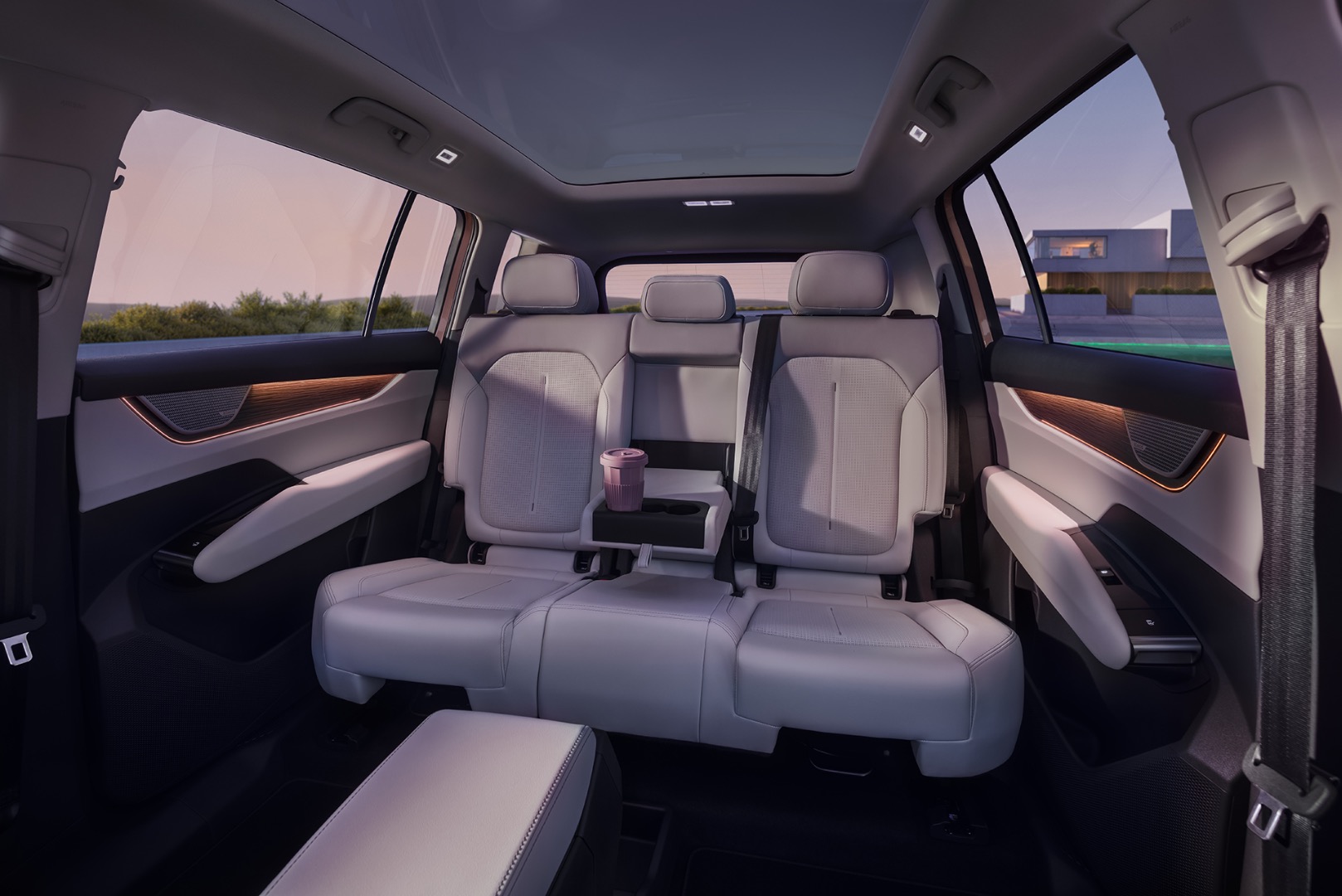 Peaq_054_Rear_seats_armrest