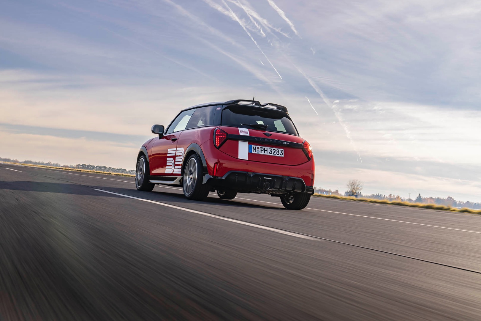 P90625047_highRes_mini-jcw-1965-victor