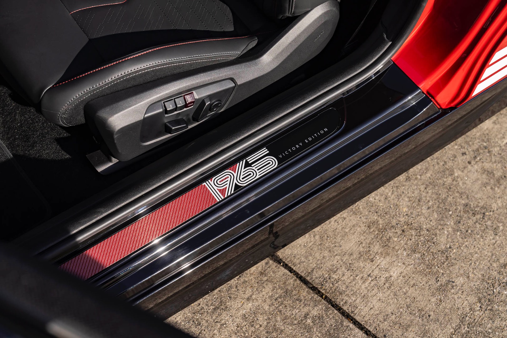 P90625071_highRes_mini-jcw-1965-victor