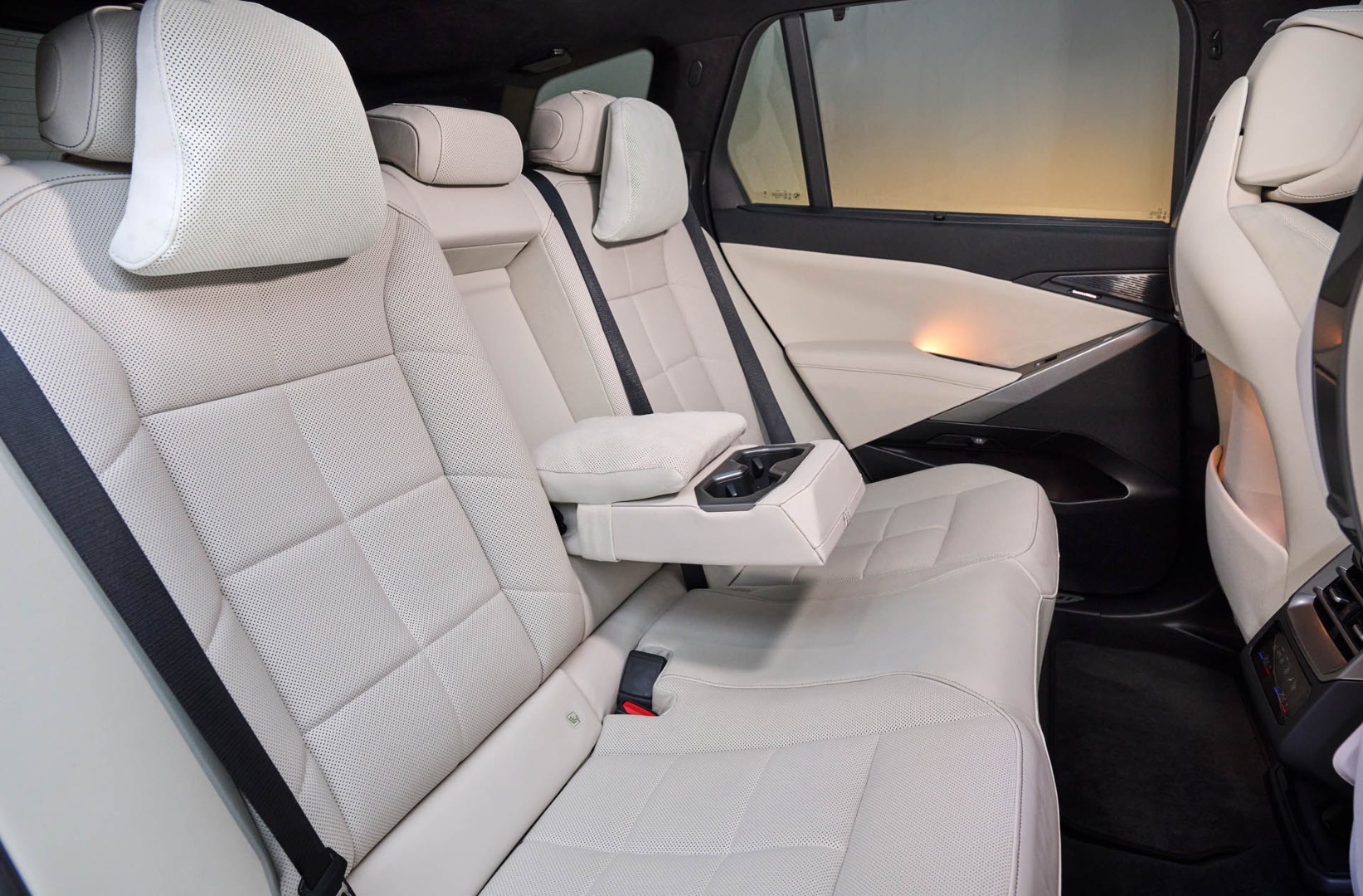 P90646070_highRes_bmw-ix5-60-xdrive-06
